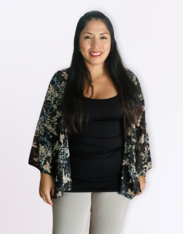 azucena-gonzales-sonriente-de-pie-con-sobrepeso-antes