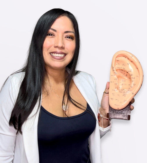 azucena-lopez-gonzales-sonriente-sosteniendo-un-modelo-de-oreja