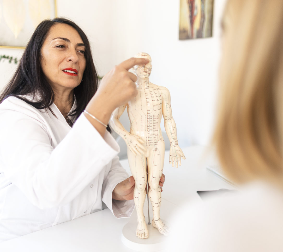 doctora-mostrando-modelo-anatomico-a-paciente-auriculoterapia-en-lima
