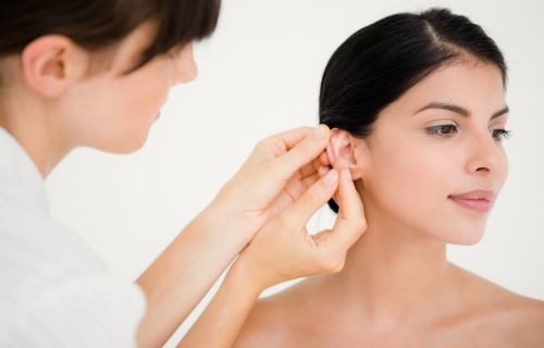 especialista-en-auriculoterapia-realiza-masajes-en-la-oreja-a-su-paciente