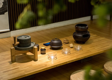 mesa-de-te-japonesa-con-utensilios-tradicionales-en-una-sala-de-tatami