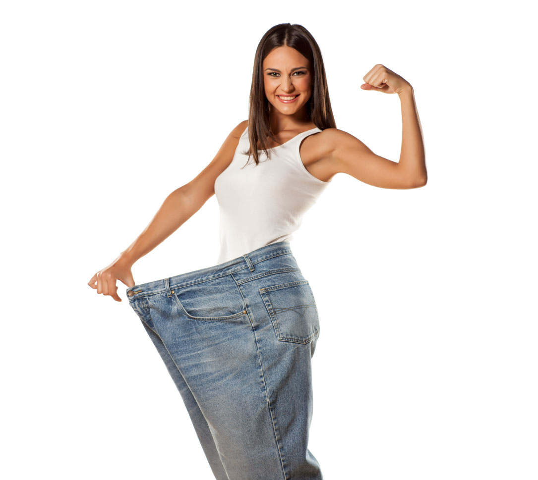 mujer-en-pantalones-enormes-con-el-gesto-ganador-salud-energia