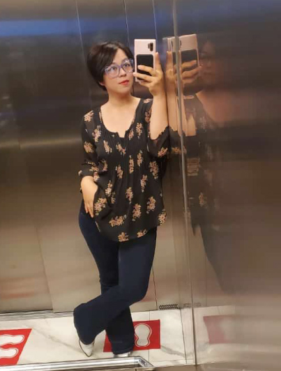 mujer-esbelta-frente-al-espejo-de-un-ascensor