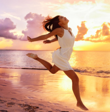 mujer-feliz-corriendo-en-la-playa