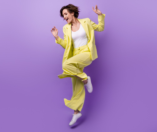 mujer-feliz-despreocupada-usa-jersey-de-traje-amarillo-lima-auriculoterapia-en-lima-ap