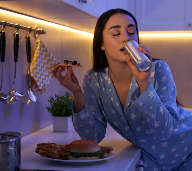 mujer-joven-disfrutando-de-una-bebida-gaseosa-con-una-pizza-en-la-mano