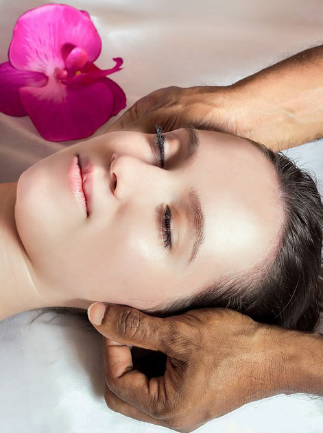 mujer-joven-resive-unos-masajes-como-parte-de-su-sesion-de-auriculoterapia