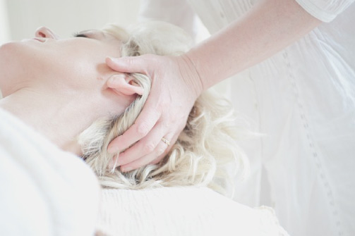 mujer-recibe-masajes-en-la-cabeza-auriculoterapia