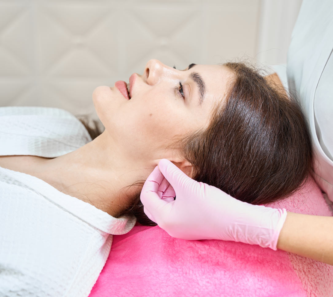 mujer-recibiendo-masaje-relajante-en-el-oido-en-adelgazar-y-punto-auriculoterapia-en-lima-1