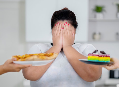 mujer-se-cubre-la-cara-con-las-manos-por-la-tentacion-de-comer-comida-no-saludable