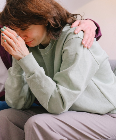 mujer-sentada-y-llorando-expresando-dolor
