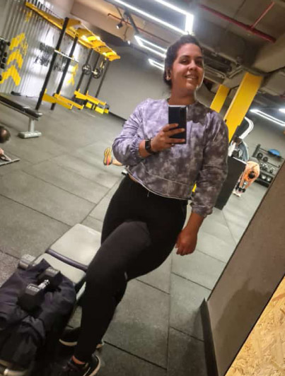 mujer-sonriente-esbelta-caso-de-exito-auriculoterapia-en-lima