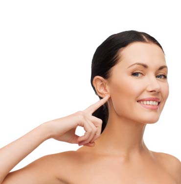 mujer-sonriente-senalando-sus-orejas-mostrando-el-enfoque-de-la-terapia-auricular