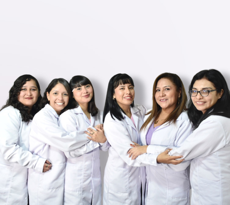 seis-mujeres-de-pie-sonrientes-equipo-adelgazar-y-punto-auriculoterapia-en-lima-