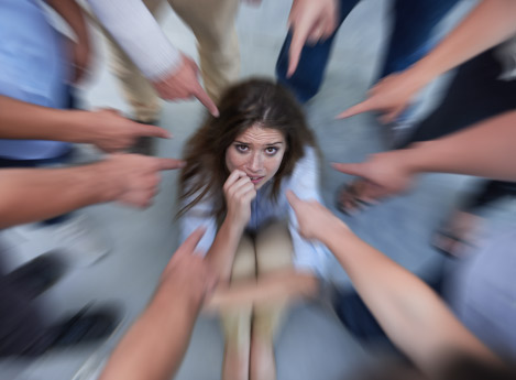 una-mujer-joven-esta-siendo-senalada-por-varias-personas-depresion-estres